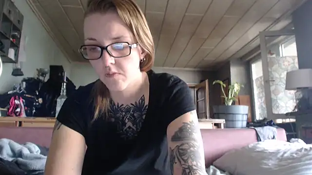 Snapshot of Astrid-Gilbert chatting on 02.21.25 Astrid-Gilbert online show from 02.21.25