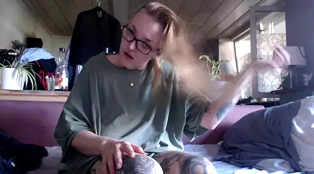 Snapshot of Astrid-Gilbert chatting on 03.05.25 Astrid-Gilbert online show from 03.05.25