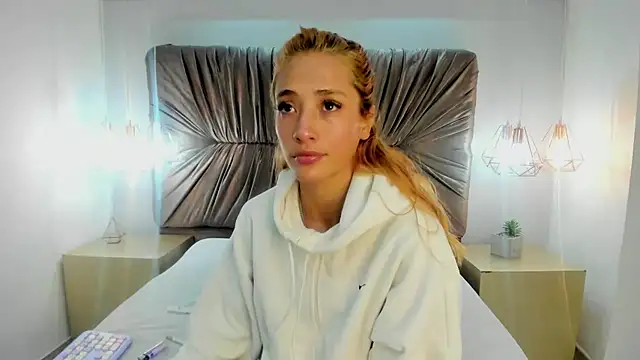 zoe taylorr1 online show from 02.25.25