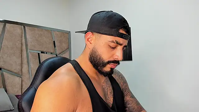 Snapshot of LeandroRusso chatting on 03.02.25 LeandroRusso online show from 03.02.25