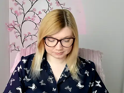 Snapshot of Lola_moree chatting on 04.20.26 Lola moree online show from 04.20.26