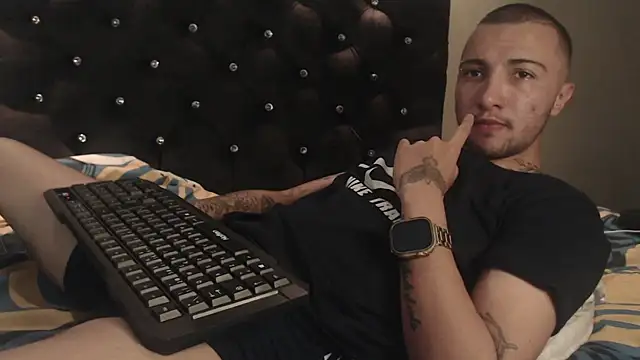 Snapshot of FemToMale chatting on 03.01.25 FemToMale online show from 03.01.25