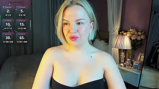 Snapshot of Nikki_Kai chatting on 11.28.25 Nikki Kai online show from 11.28.25