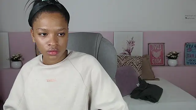 Snapshot of brendathompson_ chatting on 02.13.25 brendathompson online show from 02.13.25