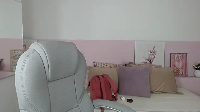 Snapshot of brendathompson_ chatting on 02.15.25 brendathompson online show from 02.15.25