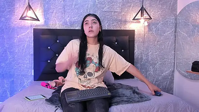 Snapshot of emberhodson chatting on 09.23.25 emberhodson online show from 09.23.25