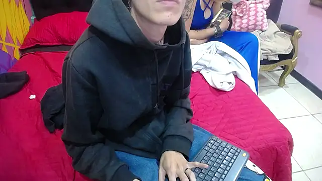 Snapshot of SimonAndJocelyn chatting on 03.20.25 SimonAndJocelyn online show from 03.20.25