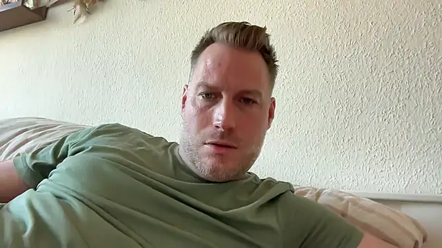 Snapshot of Christian87xxx chatting on 04.25.26 Christian87xxx online show from 04.25.26