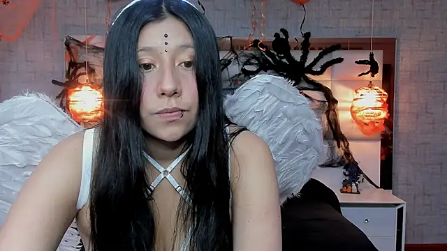 Nohemi louse online show from 10.31.25