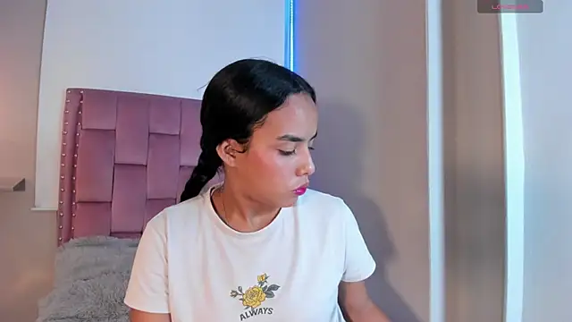 Roxy Stonee online show from 04.20.26