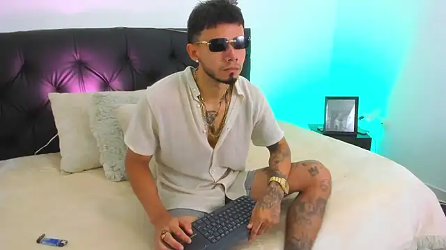 Snapshot of Niick01_ chatting on 03.22.25 Niick01 online show from 03.22.25