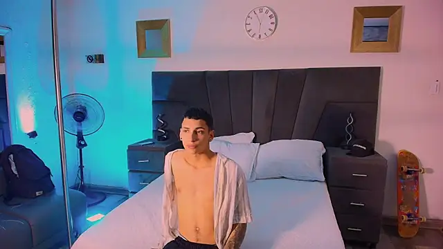 Snapshot of JhoanLeandro chatting on 02.05.25 JhoanLeandro online show from 02.05.25