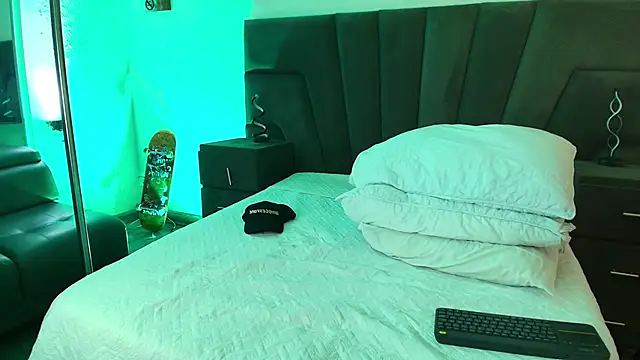 Snapshot of JhoanLeandro chatting on 02.08.25 JhoanLeandro online show from 02.08.25