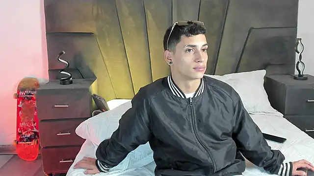 Snapshot of JhoanLeandro chatting on 03.18.25 JhoanLeandro online show from 03.18.25