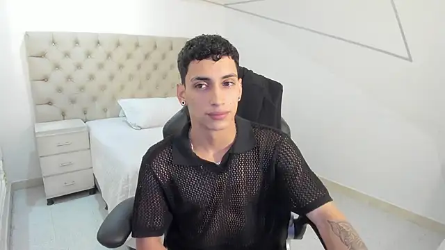 Snapshot of JhoanLeandro chatting on 09.22.25 JhoanLeandro online show from 09.22.25