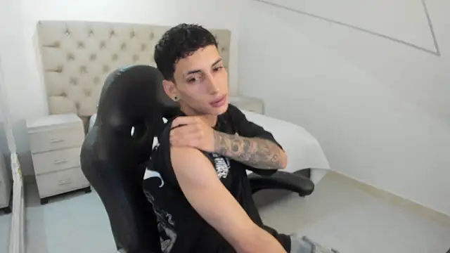 Snapshot of JhoanLeandro chatting on 10.04.25 JhoanLeandro online show from 10.04.25