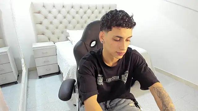 Snapshot of JhoanLeandro chatting on 11.06.25 JhoanLeandro online show from 11.06.25