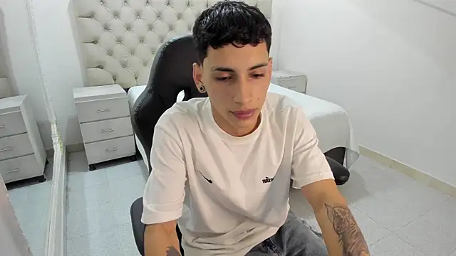 Snapshot of JhoanLeandro chatting on 11.07.25 JhoanLeandro online show from 11.07.25