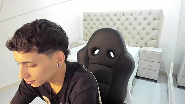 Snapshot of JhoanLeandro chatting on 11.10.25 JhoanLeandro online show from 11.10.25