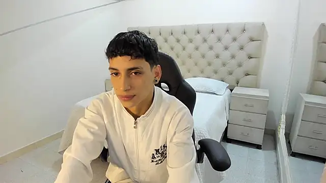 Snapshot of JhoanLeandro chatting on 11.13.25 JhoanLeandro online show from 11.13.25