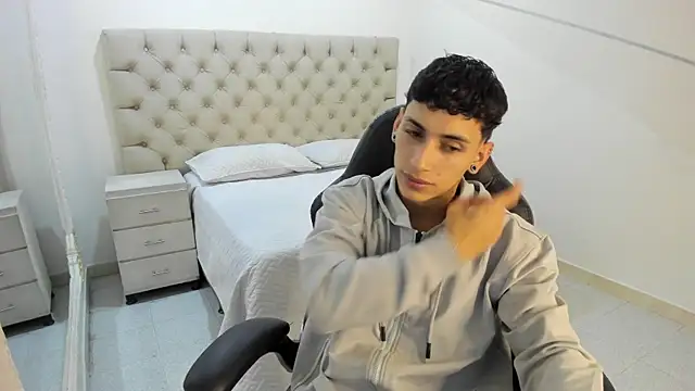 Snapshot of JhoanLeandro chatting on 11.15.25 JhoanLeandro online show from 11.15.25