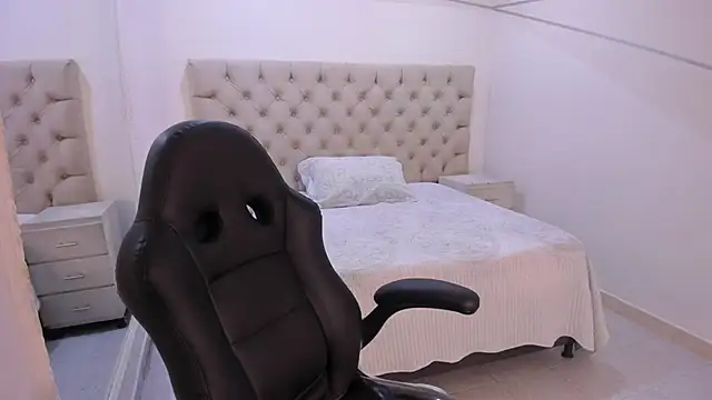 Snapshot of JhoanLeandro chatting on 12.04.25 JhoanLeandro online show from 12.04.25