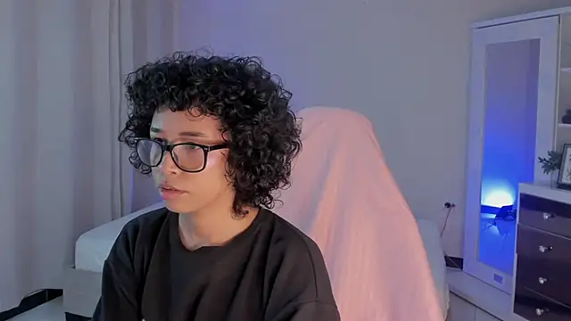 Snapshot of leahaltomm chatting on 02.11.25 leahaltomm online show from 02.11.25