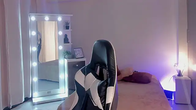 Snapshot of leahaltomm chatting on 03.09.25 leahaltomm online show from 03.09.25