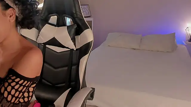 Snapshot of leahaltomm chatting on 03.22.25 leahaltomm online show from 03.22.25