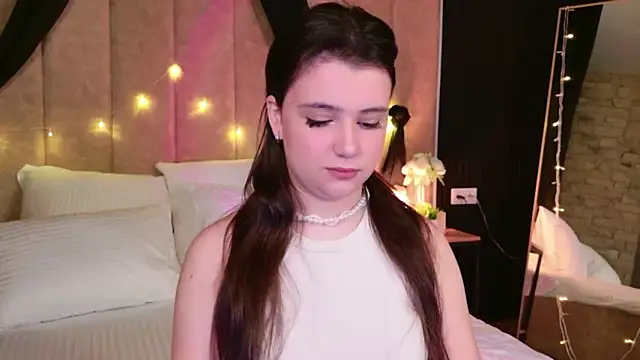 Snapshot of Pauline_Heaven chatting on 12.01.25 Pauline Heaven online show from 12.01.25