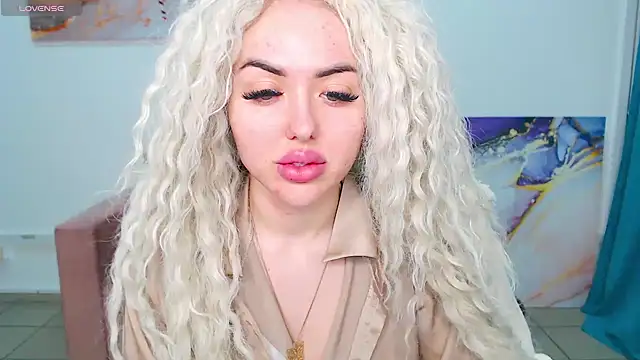 Snapshot of MissisCaty chatting on 02.19.25 MissisCaty online show from 02.19.25