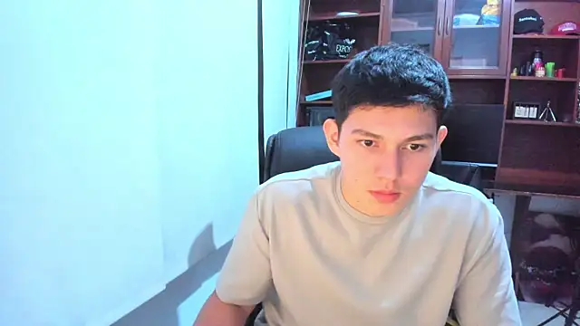 Snapshot of JamesCr_ chatting on 02.05.25 JamesCr online show from 02.05.25