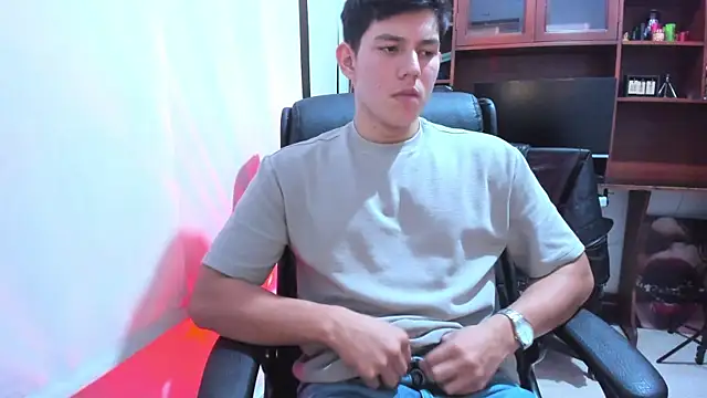 Snapshot of JamesCr_ chatting on 02.05.25 JamesCr online show from 02.05.25