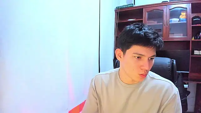 Snapshot of JamesCr_ chatting on 02.05.25 JamesCr online show from 02.05.25