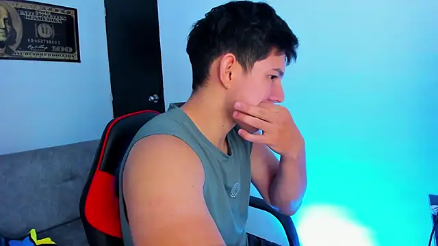 Snapshot of JamesCr_ chatting on 02.05.25 JamesCr online show from 02.05.25