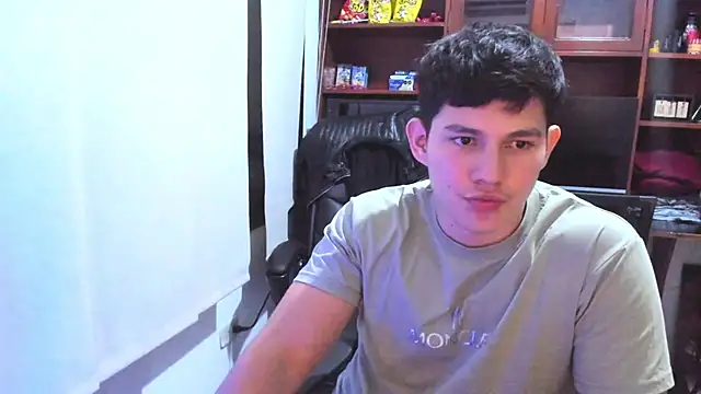 Snapshot of JamesCr_ chatting on 02.07.25 JamesCr online show from 02.07.25