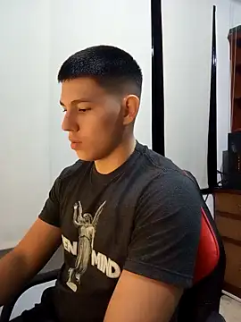 Snapshot of JamesCr_ chatting on 02.08.25 JamesCr online show from 02.08.25