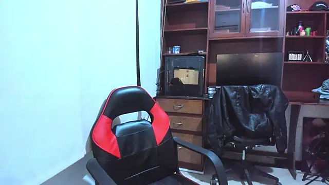 Snapshot of JamesCr_ chatting on 02.08.25 JamesCr online show from 02.08.25