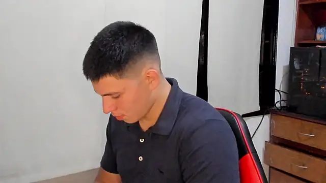 Snapshot of JamesCr_ chatting on 02.11.25 JamesCr online show from 02.11.25