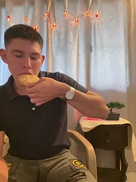 Snapshot of JamesCr_ chatting on 02.11.25 JamesCr online show from 02.11.25