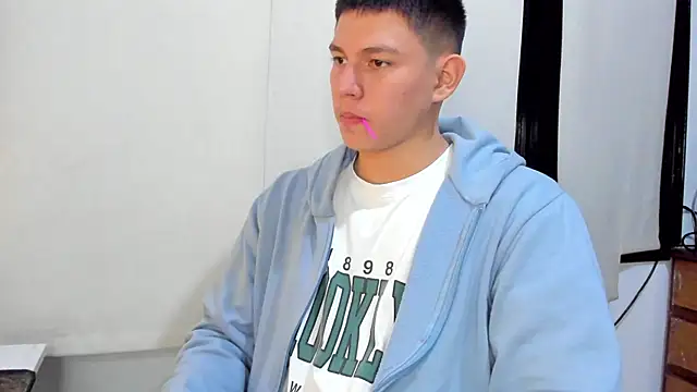 Snapshot of JamesCr_ chatting on 02.12.25 JamesCr online show from 02.12.25