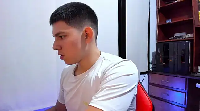 Snapshot of JamesCr_ chatting on 02.16.25 JamesCr online show from 02.16.25