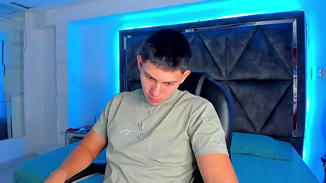 Snapshot of JamesCr_ chatting on 02.17.25 JamesCr online show from 02.17.25