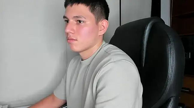 Snapshot of JamesCr_ chatting on 02.21.25 JamesCr online show from 02.21.25