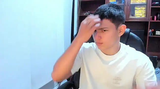 Snapshot of JamesCr_ chatting on 02.22.25 JamesCr online show from 02.22.25