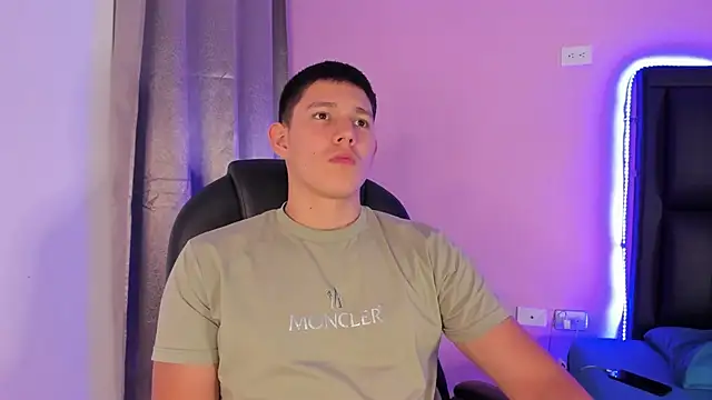 Snapshot of JamesCr_ chatting on 02.23.25 JamesCr online show from 02.23.25