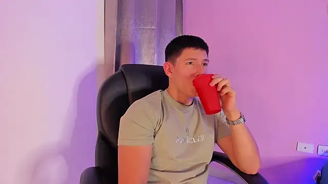 Snapshot of JamesCr_ chatting on 02.23.25 JamesCr online show from 02.23.25