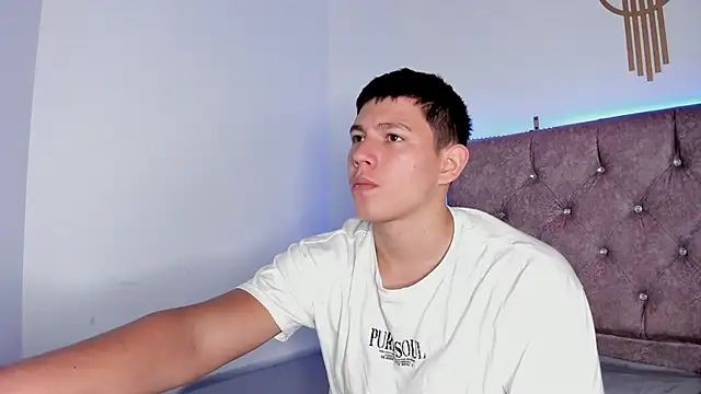 Snapshot of JamesCr_ chatting on 02.25.25 JamesCr online show from 02.25.25