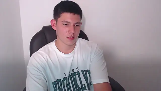 Snapshot of JamesCr_ chatting on 02.26.25 JamesCr online show from 02.26.25