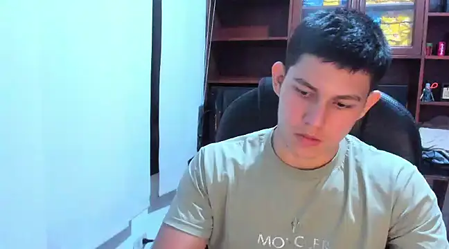 Snapshot of JamesCr_ chatting on 02.26.25 JamesCr online show from 02.26.25